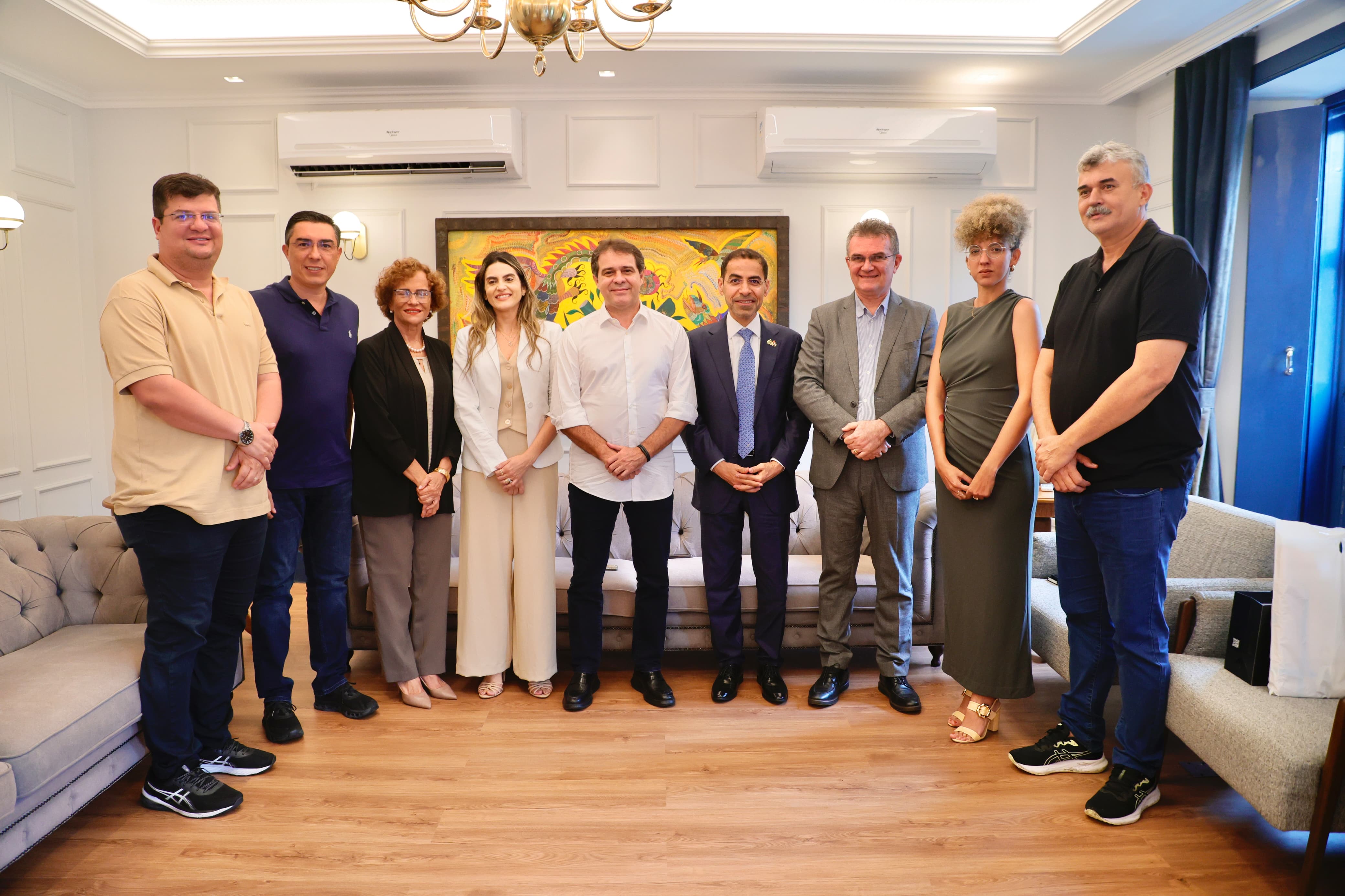 grupo de pessoas posa para a foto no gabinete do prefeito